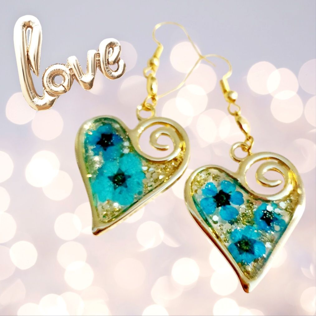 💙 Boucles d&#39;oreilles coeurs baroques spirales en acier doré inoxydable. Résine et véritables petites fleurs bleues séchées. Ultra légères à porter. Création artisanale. Modèle unique.