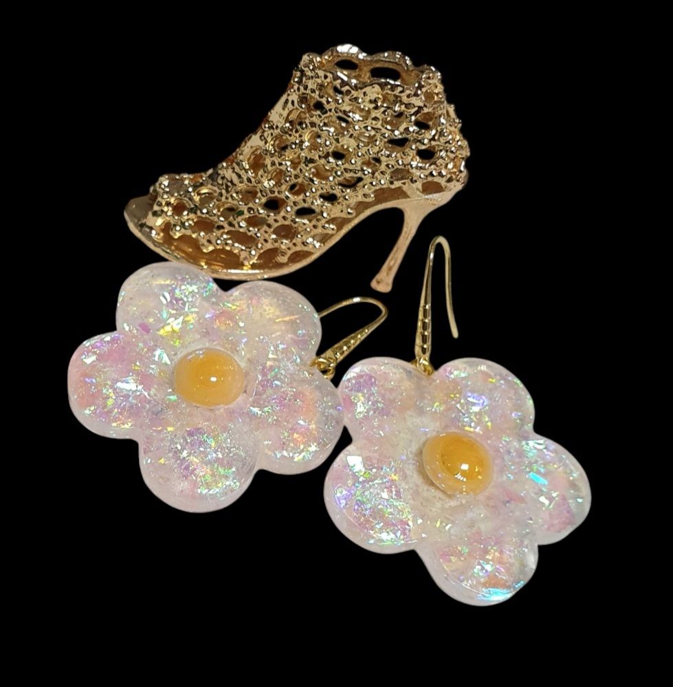 🌸 Romantiques 🌸 Boucles d&#39;oreilles fleurs en résine et paillettes holographiques. Création artisanale. Exemplaire unique.