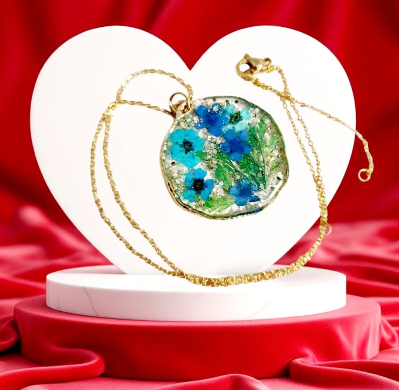 💙 Bucolique 💙 Collier en acier doré inoxydable. Pendentif rond baroque. Résine transparente,  véritables petites fleurs sechées bleues et fougères. Création artisanale. Exemplaire unique.