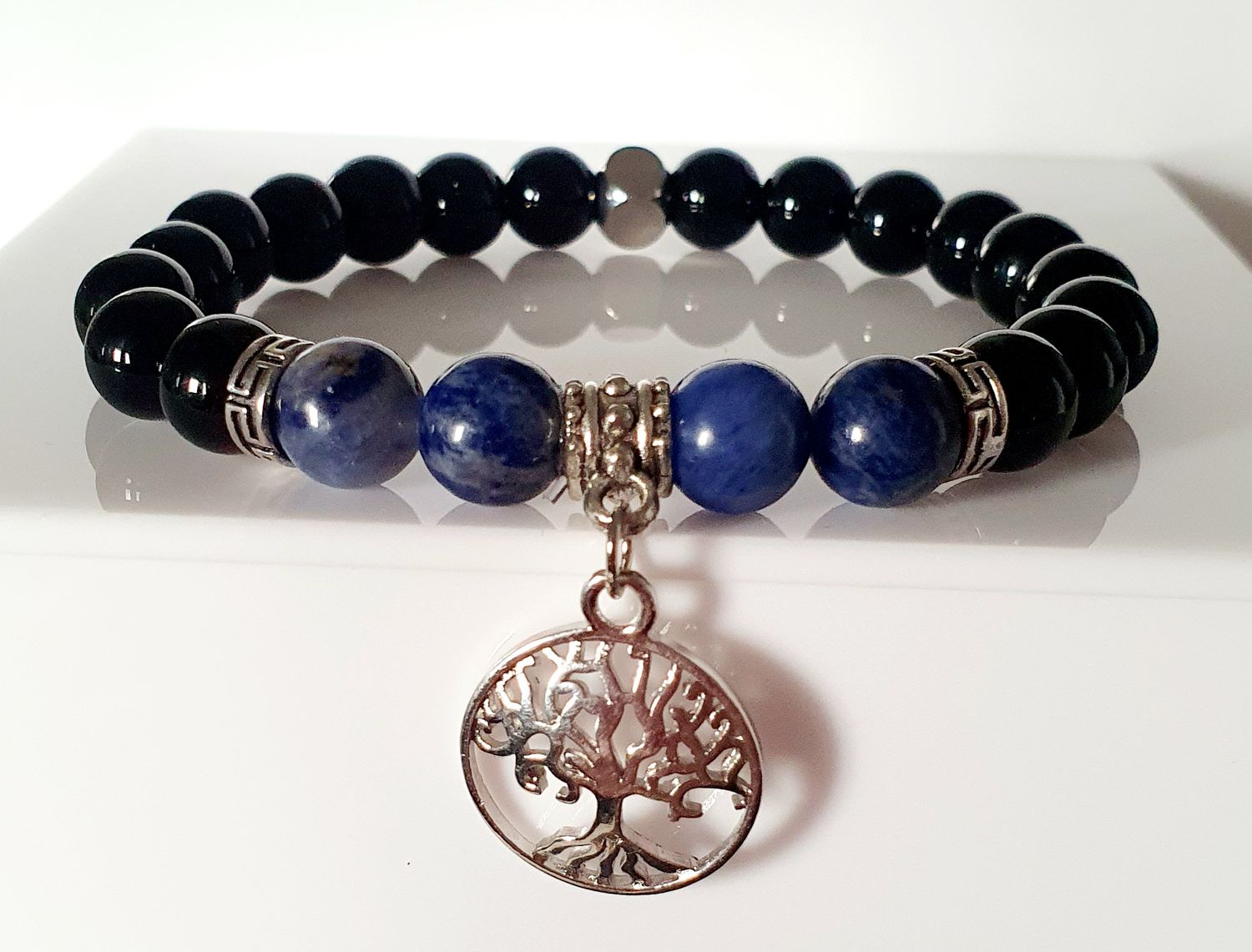 🙏 STABILITÉ/FORCE/SÉRÉNITÉ 🙏 Bracelet extensible mixte T.19cm personnalisable. Perles en ONYX NOIR BRILLANT et SODALITE. Pendentif arbre de vie en acier inoxydable. Création artisanale.