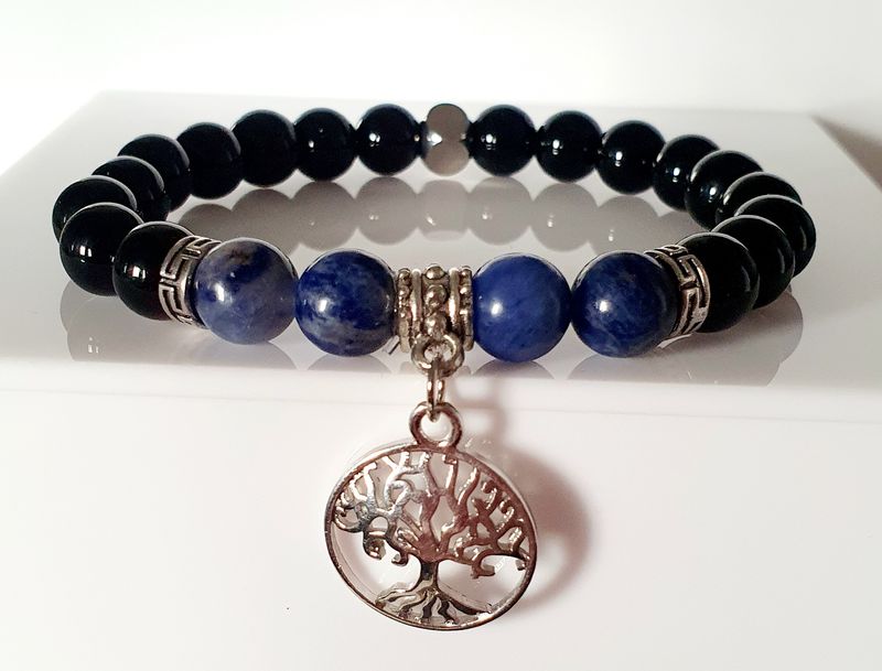🙏 STABILITÉ/FORCE/SÉRÉNITÉ 🙏 Bracelet extensible mixte T.19cm personnalisable. Perles en ONYX NOIR BRILLANT et SODALITE. Pendentif arbre de vie en acier inoxydable. Création artisanale.