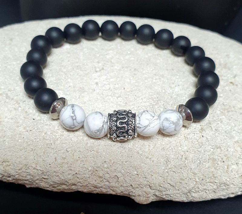 🙏 PROTECTION/ANTI-STRESS/APAISEMENT 🙏 Bracelet extensible mixte Taille 19,5cm personnalisable. Perles en  ONYX NOIR MAT et HOWLITE. Perle tibétaine en acier inoxydable. Création artisanale.