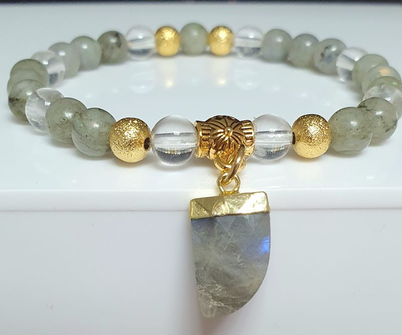 🙏 ÉNERGIE/PROTECTION/CONCENTRATION 🙏 Bracelet extensible mixte T. 19cm personnalisable. Perles en LABRADORITE  et CRISTAL DE ROCHE. Breloque griffe sertie, dorée en LABRADORITE. Création artisanale
