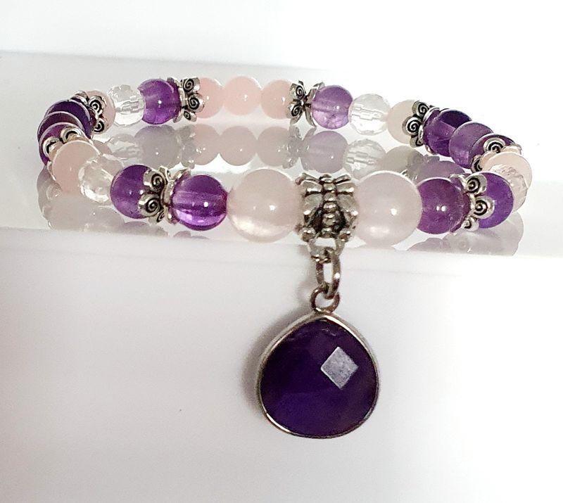 🙏 ANTI-STRESS/CONFIANCE EN SOI/PURIFICATION 🙏 Bracelet extensible T.standard 18,5cm personnalisable. Perles en AMÉTHYSTE/QUARTZ ROSE/CRISTAL DE ROCHE. Pendentif goutte AMÉTHYSTE. Création artisanale
