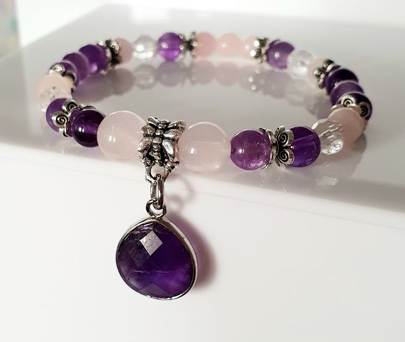🙏 ANTI-STRESS/CONFIANCE EN SOI/PURIFICATION 🙏 Bracelet extensible T.standard 18,5cm personnalisable. Perles en AMÉTHYSTE/QUARTZ ROSE/CRISTAL DE ROCHE. Pendentif goutte AMÉTHYSTE. Création artisanale