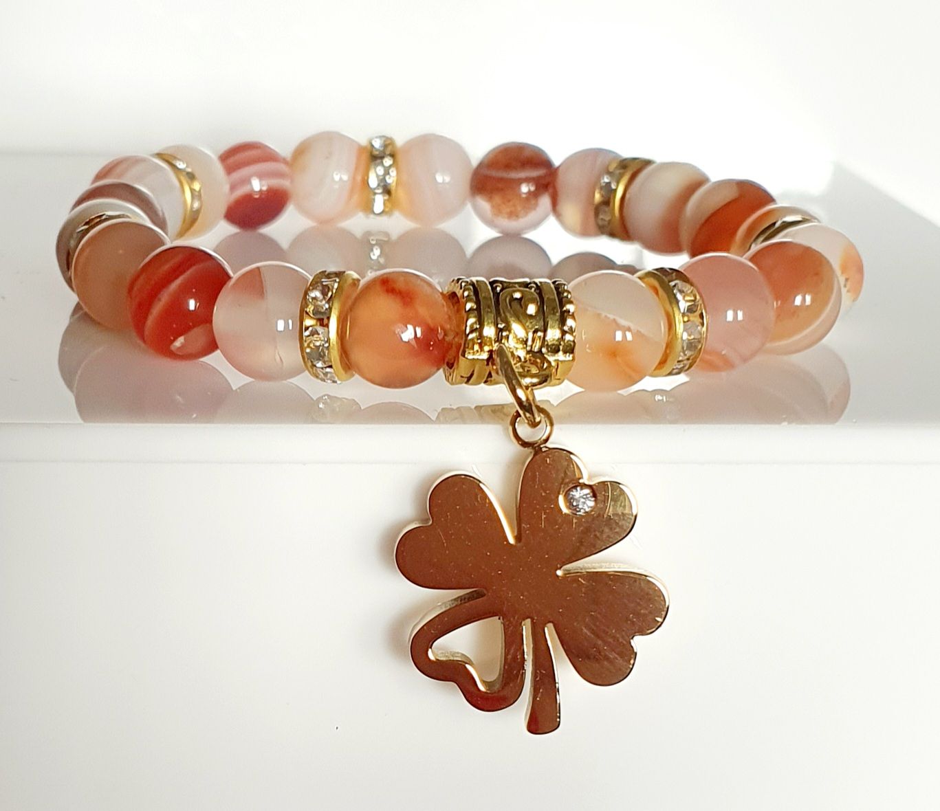 🙏 SOUTIEN/JOIE DE VIVRE/CRÉATIVITÉ 🙏 Bracelet extensible T.standard 18cm personnalisable. Perles en AGATE DU BOTSWANA de haute qualité. Pendentif trèfle 🍀 en acier doré inoxydable et petit strass.
