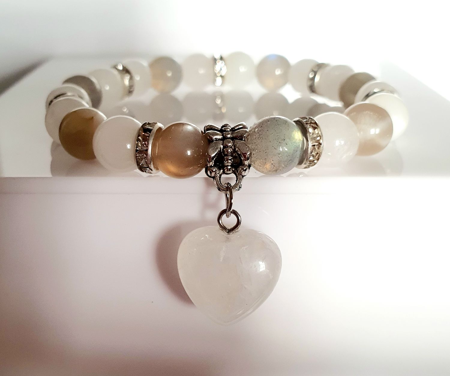 🙏 ÉQUILIBRE ÉMOTIONNEL/ÉNERGIE/HARMONIE 🙏 Bracelet extensible T.standard 18cm personnalisable. Perles en PIERRE DE LUNE 🌛 et PIERRE DU SOLEIL 🌞 Pendentif cœur ❤️ en CRISTAL DE ROCHE. Fait main.