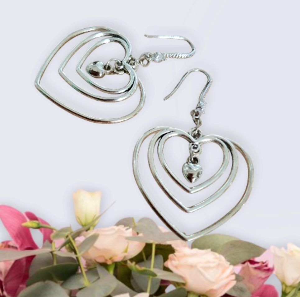 💞 Boucles d&#39;oreilles triples cœurs argentés. Crochets hypoallergéniques strassés. Création artisanale.