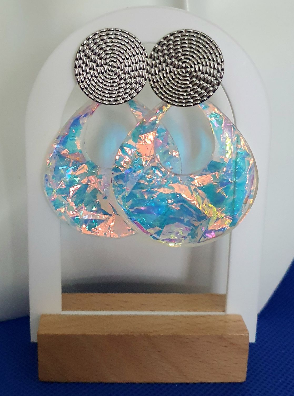 🌈 HOLOGRAPHIQUES 🌈 Boucles d&#39;oreilles gouttes en résine transparente et feuilles froissées holographiques. Création artisanale. Modèle unique.