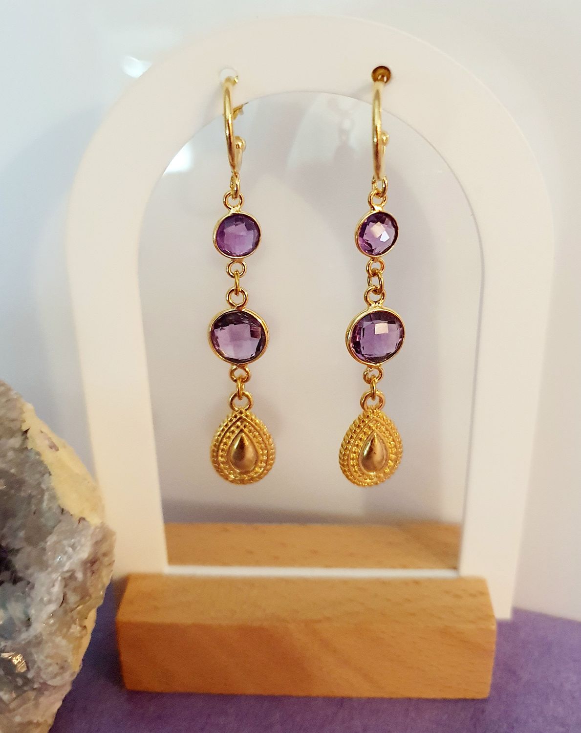 💜 AMÉTHYSTE 💜 Créoles ouvertes et connecteurs dorés à l&#39;or fin 24K Premium améthystes facettées. Gouttes dorées. Création artisanale. Exemplaire unique.