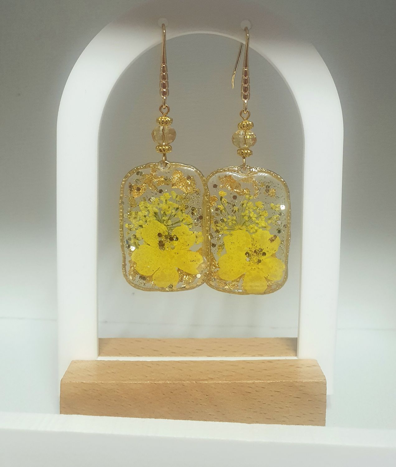 🌼 Bucoliques 🌼 Boucles d&#39;oreilles dorées. Résine et véritables petites fleurs sechées jaunes. Feuilles d&#39;or froissées. Création artisanale. Exemplaire unique.