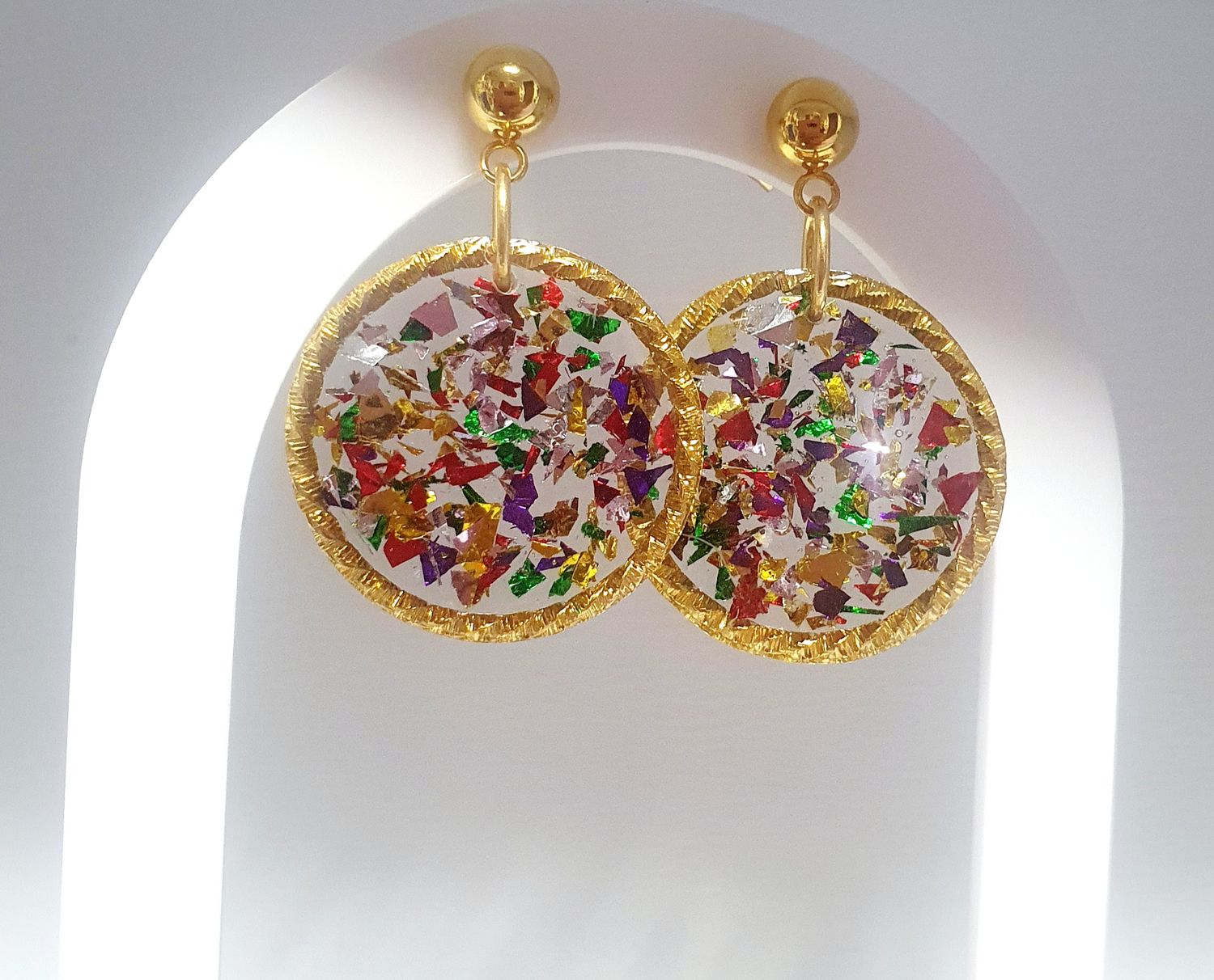 💖 Boucles d&#39;oreilles dorées rondes, torsadées, scintillantes 🌈 Résine et paillettes froissées multicolores 🌈 Création artisanale. Exemplaire unique.