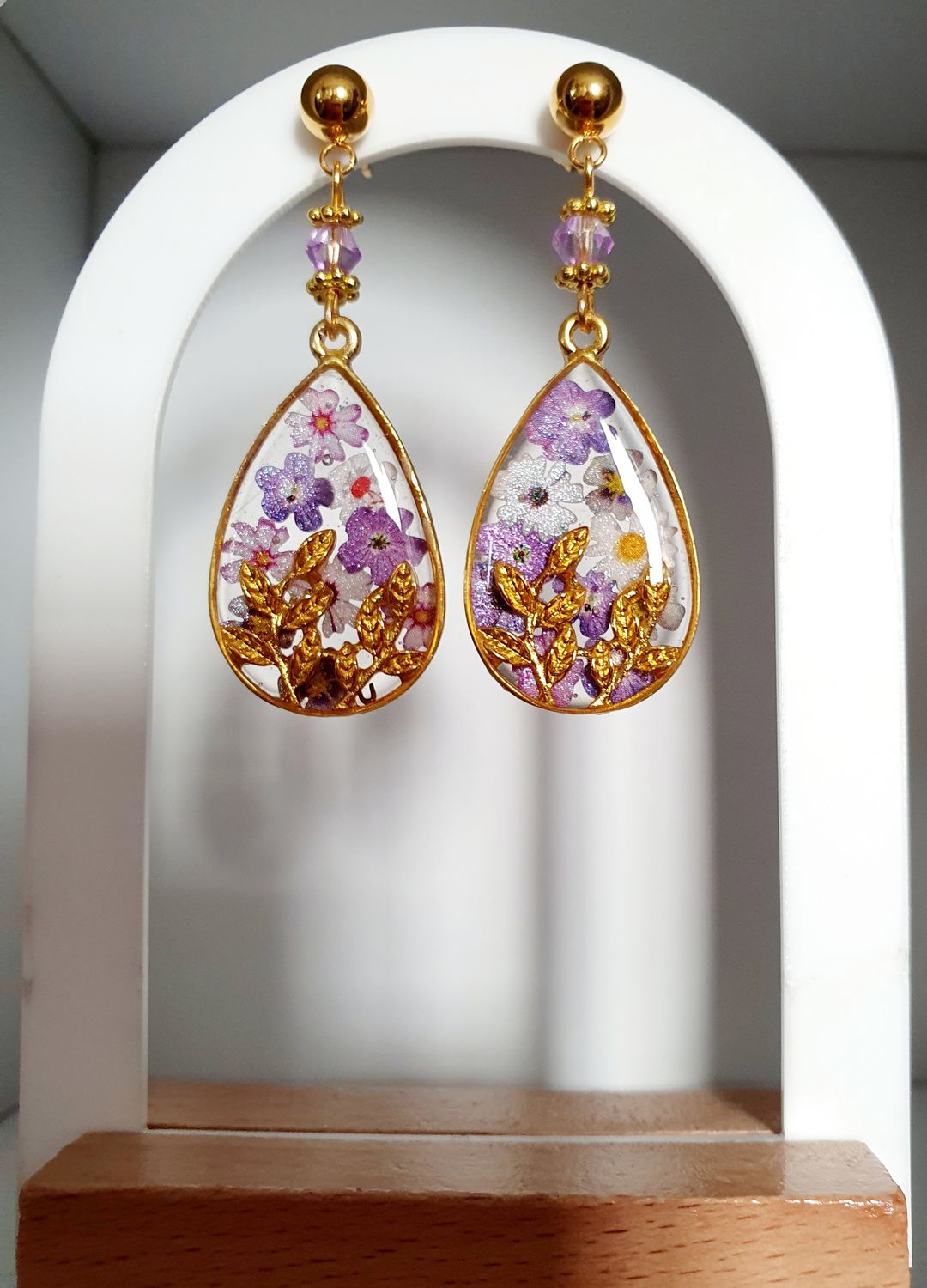 🌼🦋 PRINTANIÈRES 🦋🌼 Rafinées et délicates Boucles d&#39;oreilles gouttes dorées. Résine transparente et petites fleurs glacées mauves. Création artisanale. Exemplaire unique.