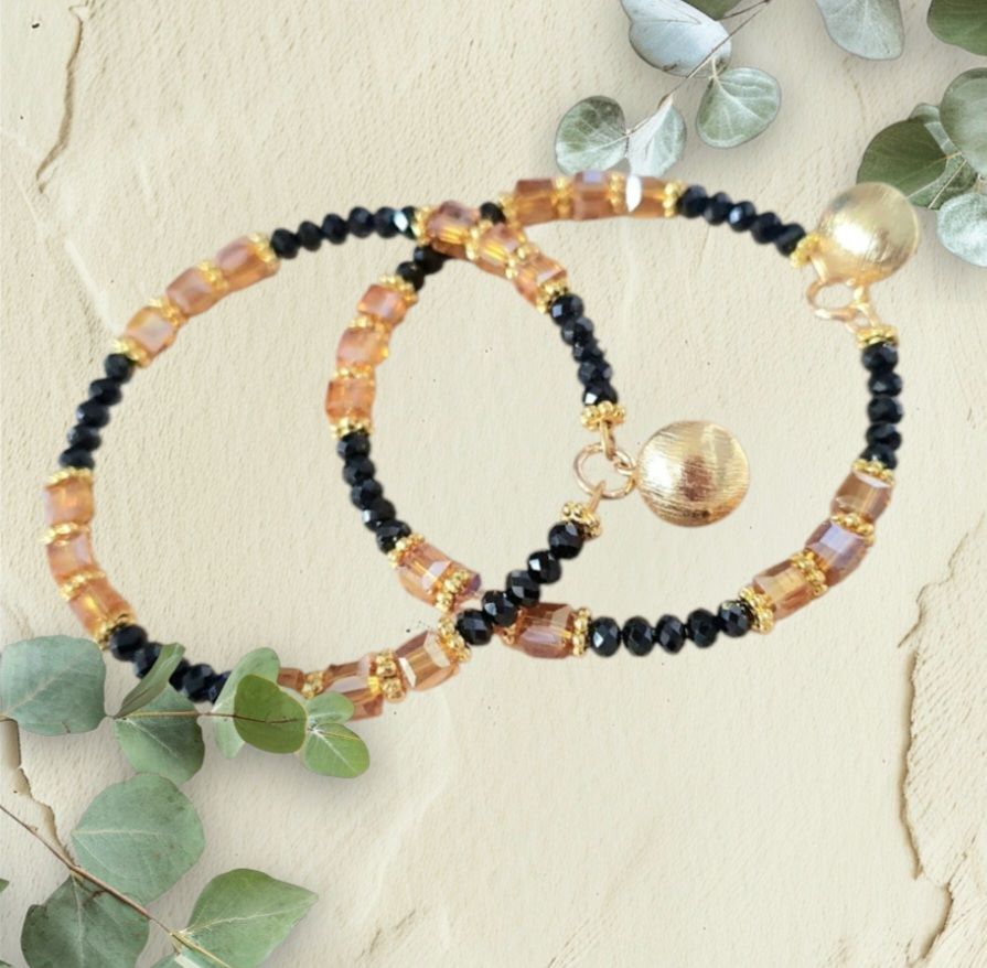 🤩 Grandes créoles dorées. Perles facettées en véritable Spinelle noir.🙏 Vertus anti-stress et repousse les énergies négatives 🙏 Petits cubes de cristal couleur ambre clair. Création artisanale.