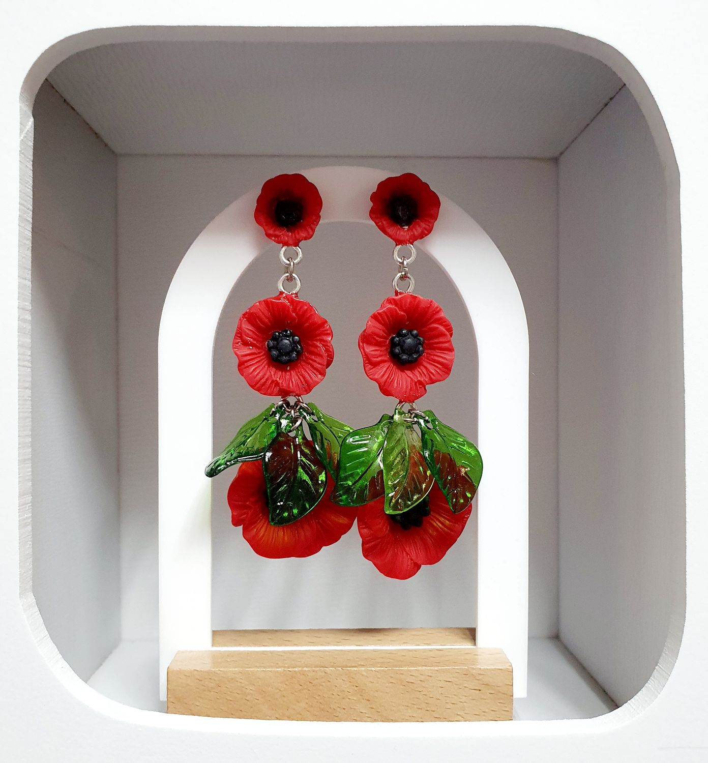 🌺 COQUELICOTS 🌺 Boucles d&#39;oreilles déclinaison de coquelicots et petites feuilles 🍃 translucides. Création artisanale. Exemplaire unique.