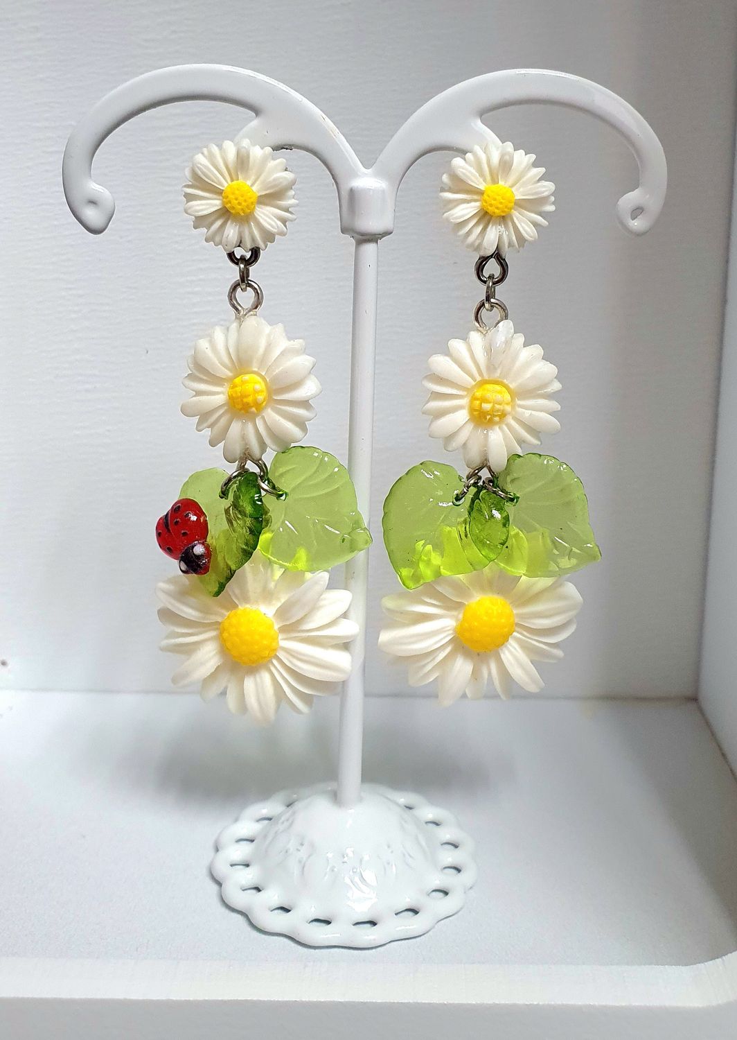 🌼🐞 MARGUERITES BLANCHES ET COCCINELLE 🐞 🌼 Boucles d&#39;oreilles printanières 🦋🐦 Création artisanale. Exemplaire unique.