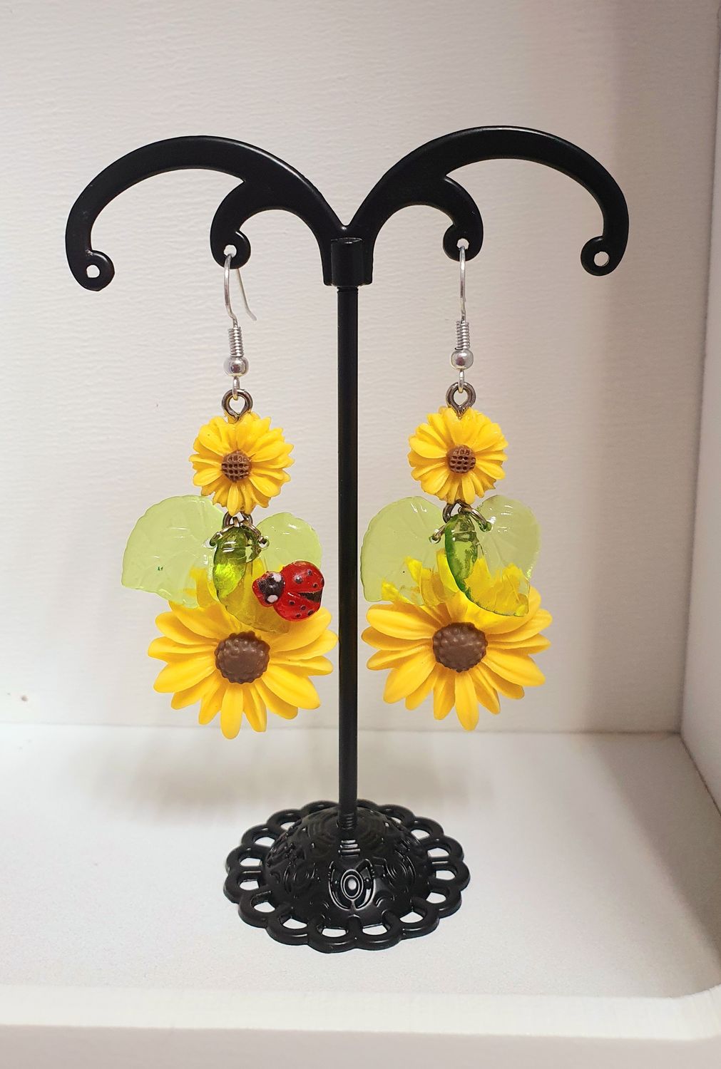 🌻 TOURNESOLS ET COCCINELLE 🐞  Boucles d&#39;oreilles bucoliques 🐞🍃 Création artisanale. Exemplaire unique.
