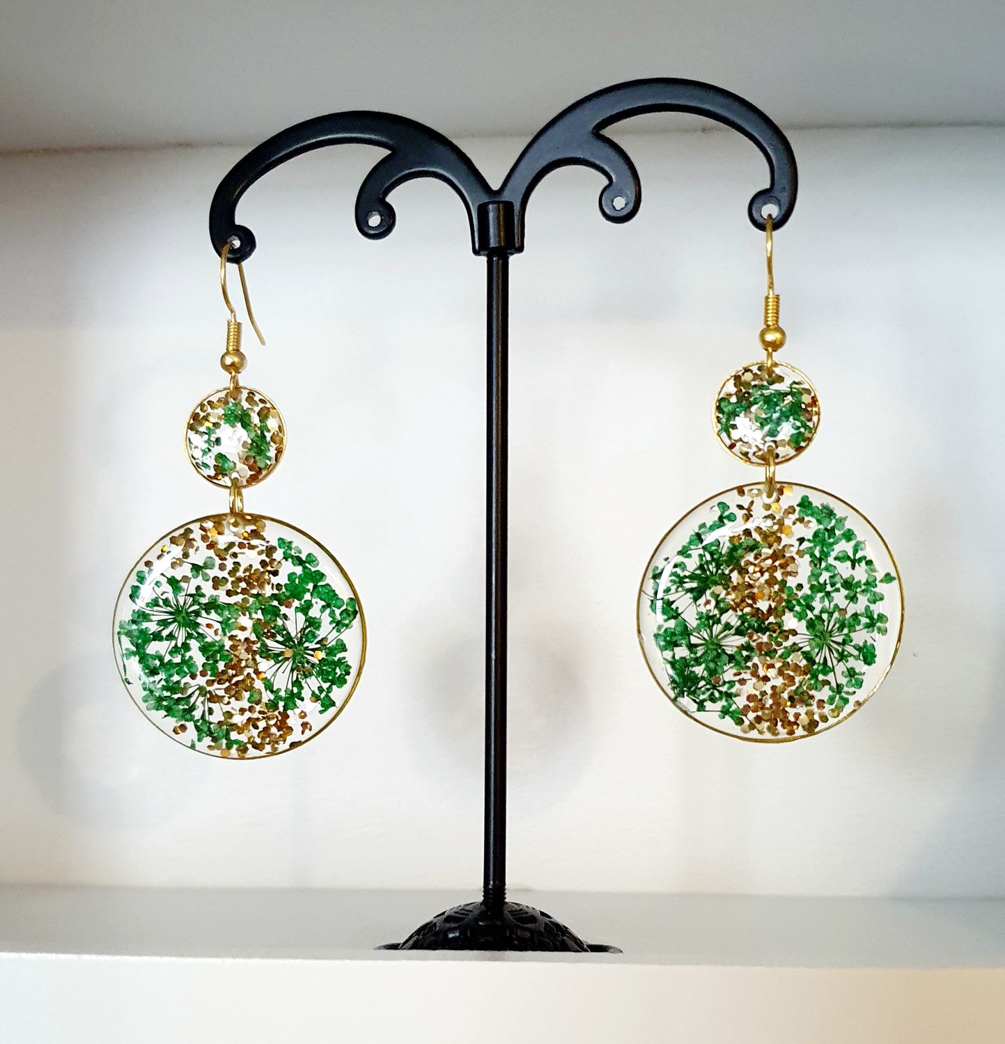 💖 Boucles d&#39;oreilles dorées.  Résine transparente, fleurs de carottes 🥕 et paillettes. Ultra féminines 💄 et très légères à porter 🪶 🪶 Création artisanale. Exemplaire unique.