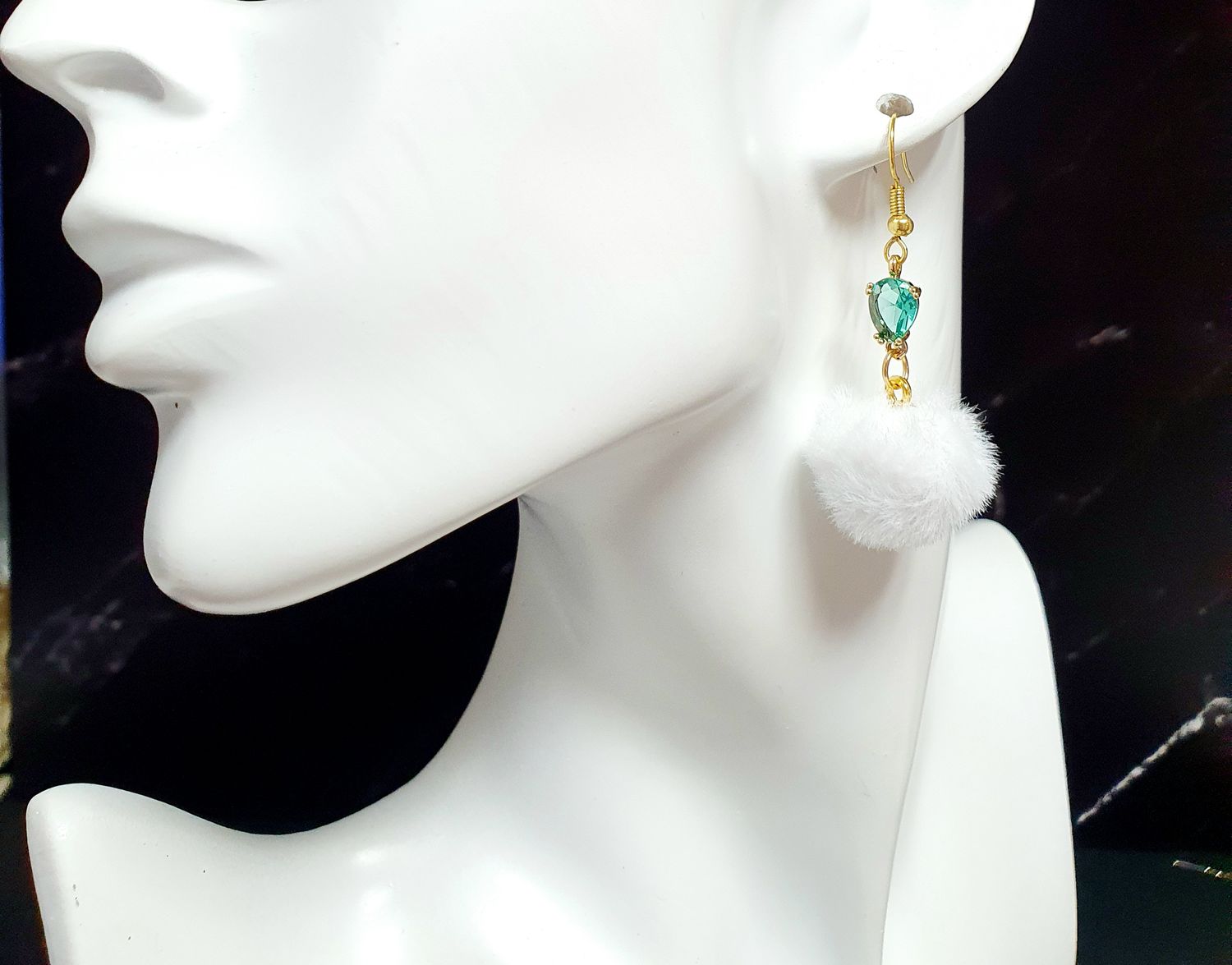 💚 Boucles d&#39;oreilles dorées.  Boules de coton et larmes de cristal turquoises, facettées, serties. Toutes douces et ultra légères à porter 🪶🪶 Création artisanale. Exemplaire unique.