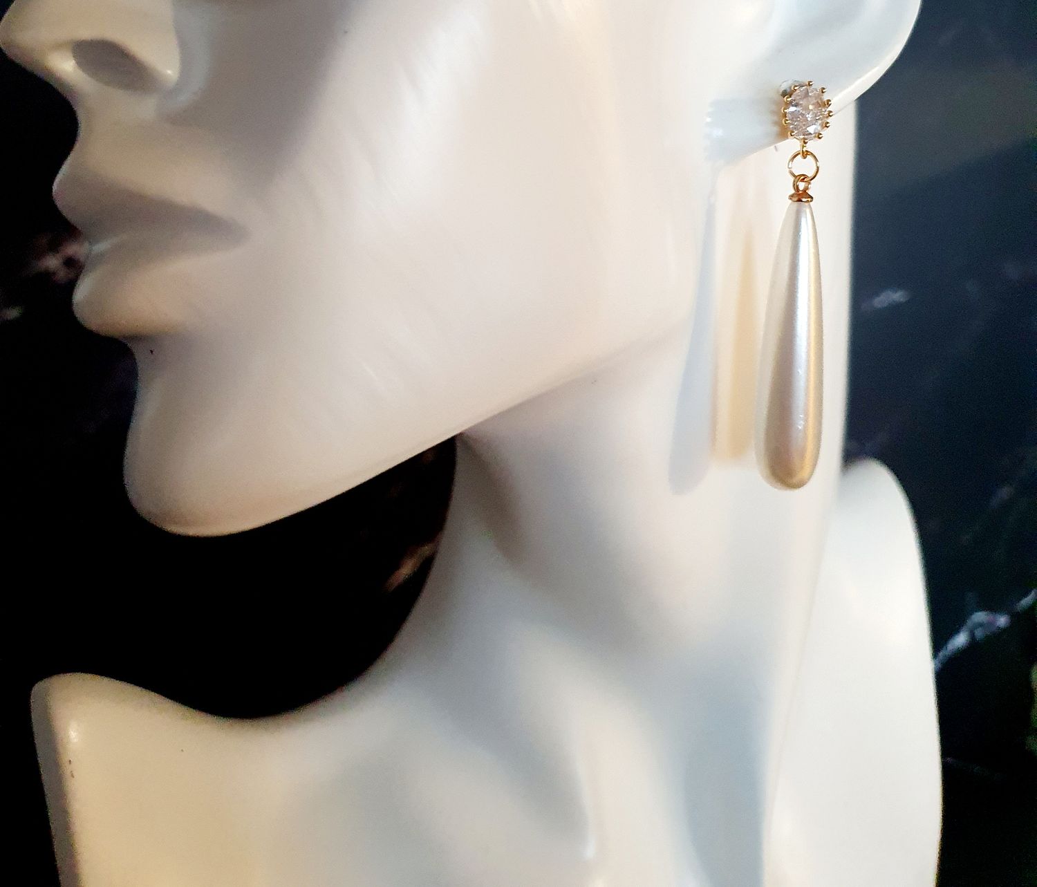 💖 Boucles d&#39;oreilles longues gouttes blanches nacrées. Boutons d&#39;oreilles strass ovales sertis. Élégantes et très légères à porter. Création artisanale. Exemplaire unique.