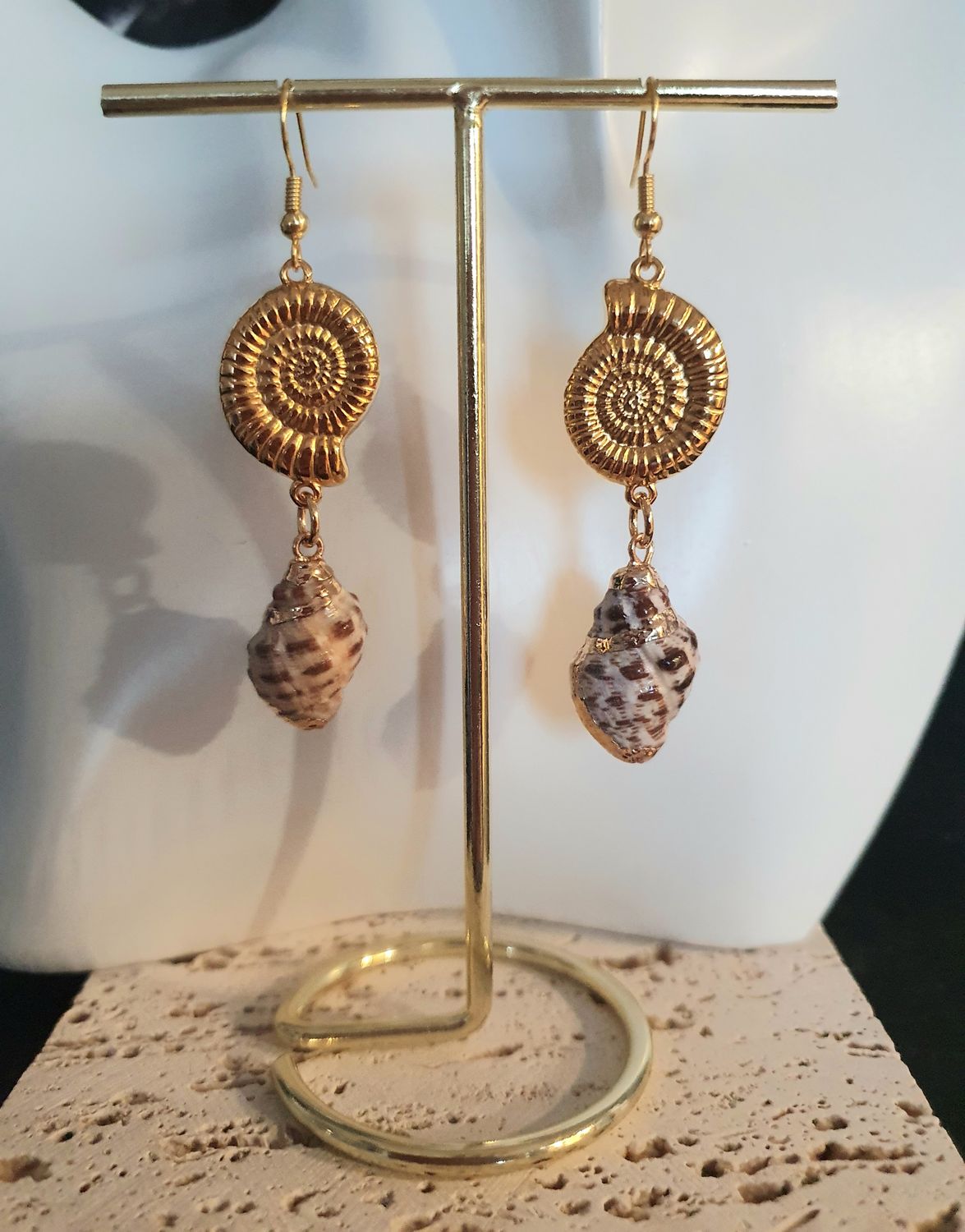 🐚 🐚 Boucles d&#39;oreilles coquillages nautile en Zamak doré 24k. Pendentifs véritables petits coquillages sertis or. Création artisanale. Exemplaire unique.