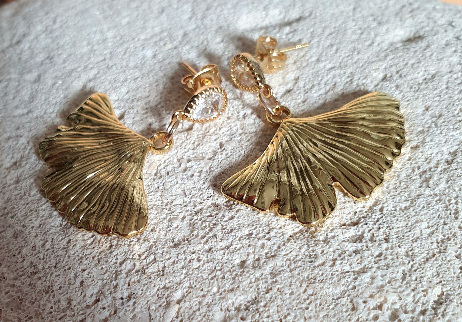 🌳 GINKGO BILOBA 🌳 Boucles d&#39;oreilles en acier inoxydable 304 doré 18K. Gouttes en cristal. Création artisanale. Exemplaire unique