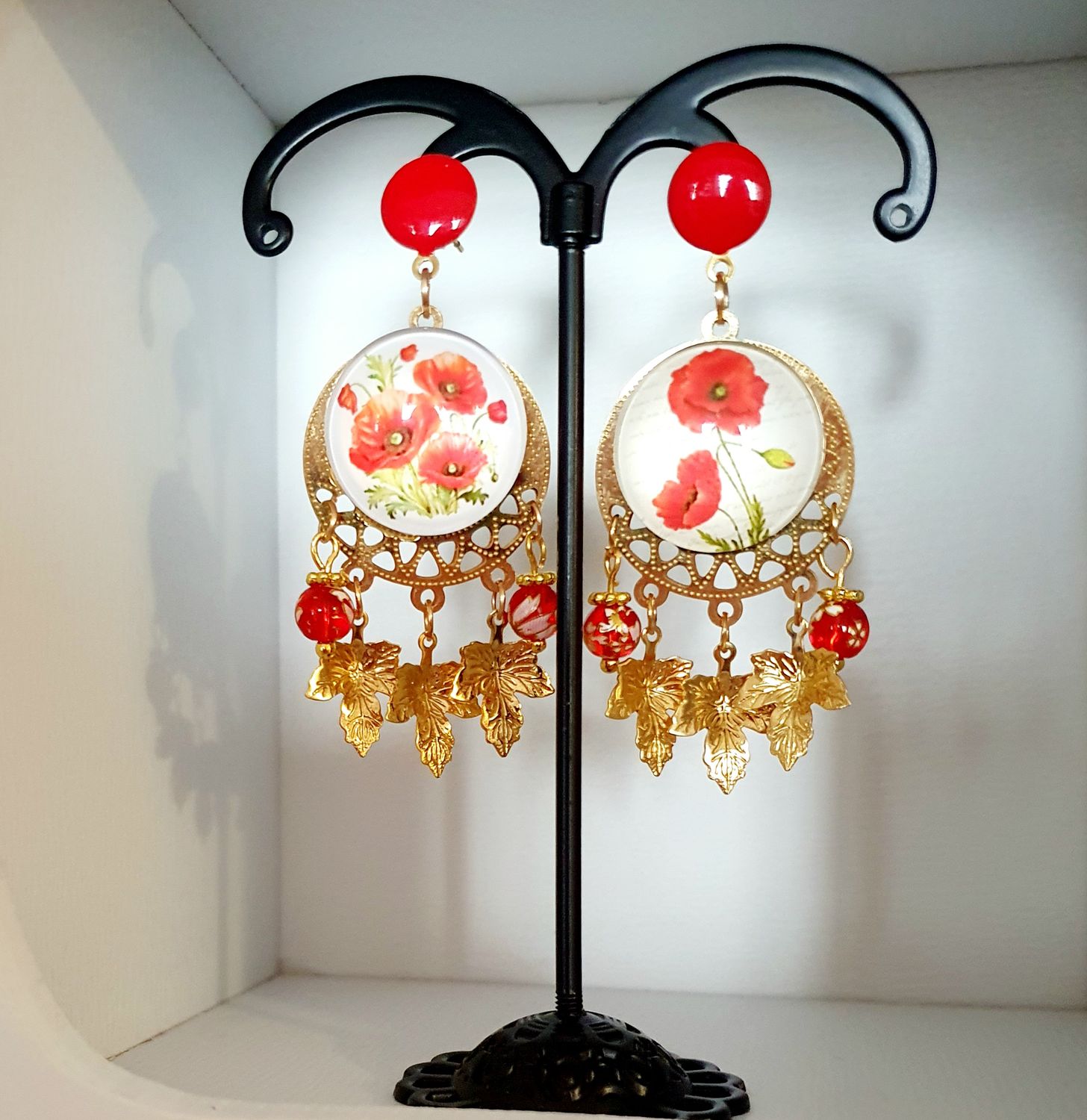 🌺 COQUELICOTS 🌺 Ravissantes boucles d&#39;oreilles dorées à l&#39;or fin 24K Premium. Cabochons déparaillés bouquets de coquelicots. Création artisanale. Exemplaire unique.
