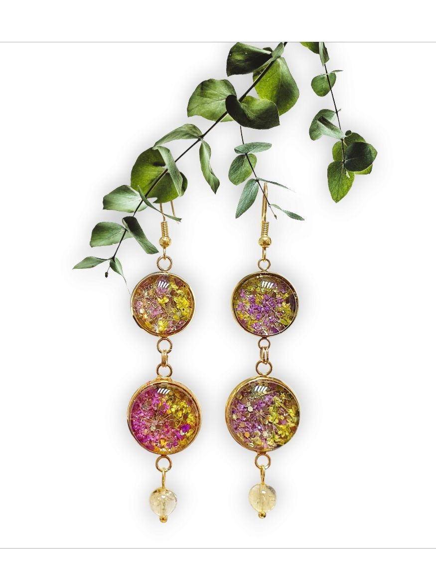 💐 Printanières 💐 Délicates, florales et scintillantes 🌟. Boucles d&#39;oreilles cabochons dorés et véritables petites fleurs de carottes 🥕 teintées. Perles CITRINE Grade 5A. Modèle unique.