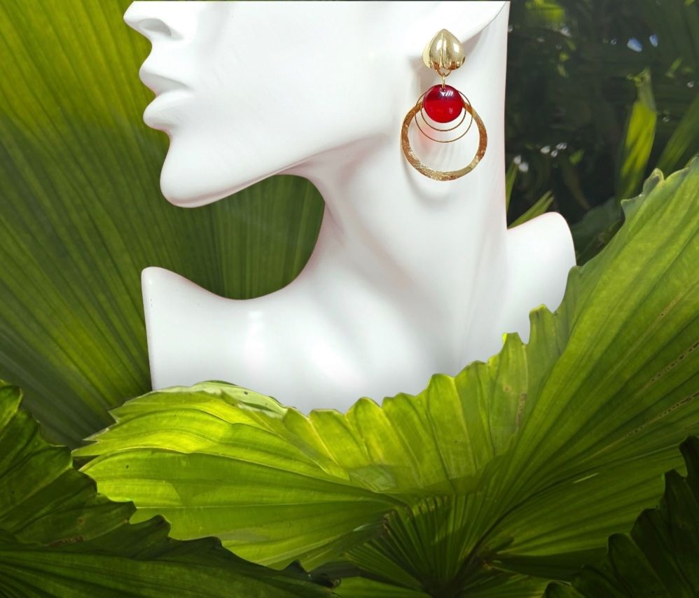 🍒  Ravissantes créoles martelées et boutons d&#39;oreilles coeurs dorés à l&#39;or fin 24K Premium. Galets en verre rouge cerise translucides.  Création artisanale. Exemplaire unique.