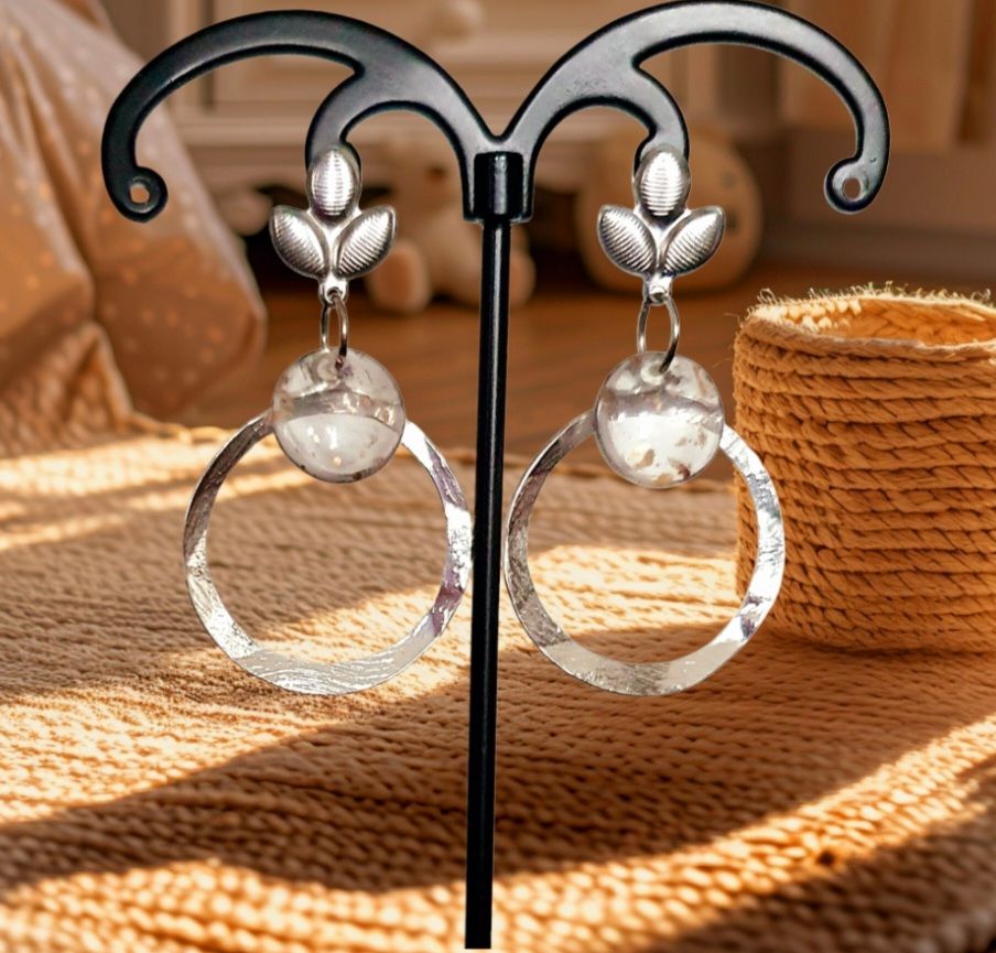 🤩 Élégantes et tendances 💝 Belles créoles en acier martelé inoxydable. Galets en verre gris pailletés laissant joliment passer la lumière 🌞 Création artisanale. Modèle unique.