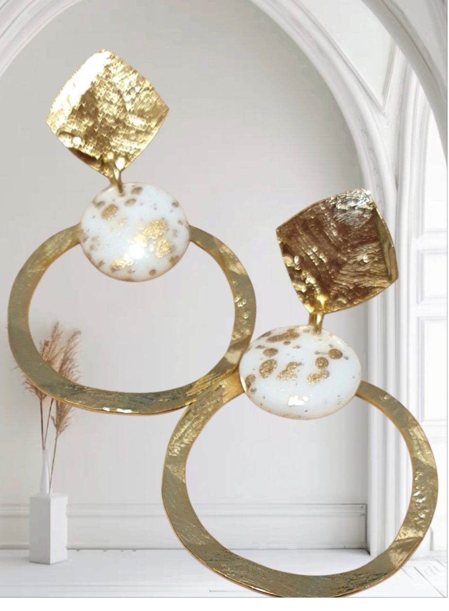 💛 Très jolies créoles martelées et boutons d&#39;oreilles losanges dorés à l&#39;or fin 24K Premium. Galets blancs pailletés dorés. Ultra féminines 💄 Création artisanale. Modèle unique.