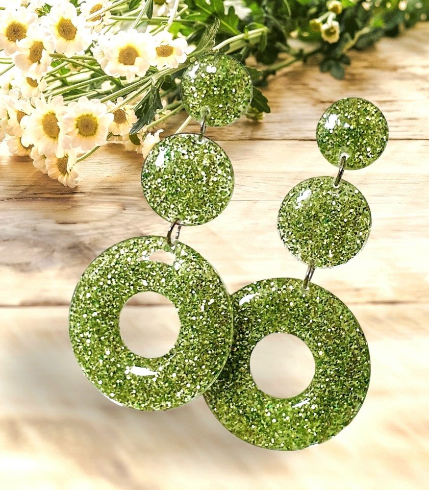 🍏 Jolies boucles d&#39;oreilles Donut en acier inoxydable. Résine pailletée pomme verte 🍏 Très légères à porter. Création artisanale. Exemplaire unique.