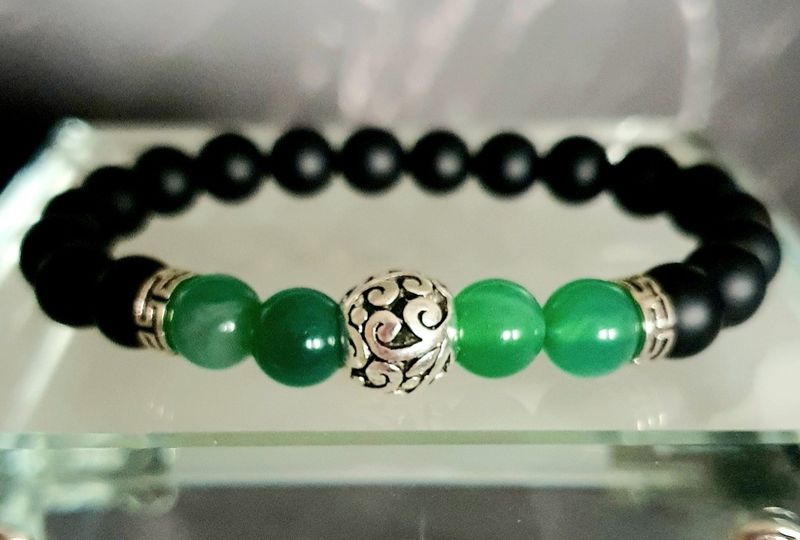🙏 BIEN-ÊTRE/CHANCE/ANTI-STRESS 🙏 Bracelet extensible Homme/Mixte T.19cm (Personnalisable) Perles 8mm en AGATE VERTE 🟢 et ONYX NOIR MAT ⚫️ Création artisanale.