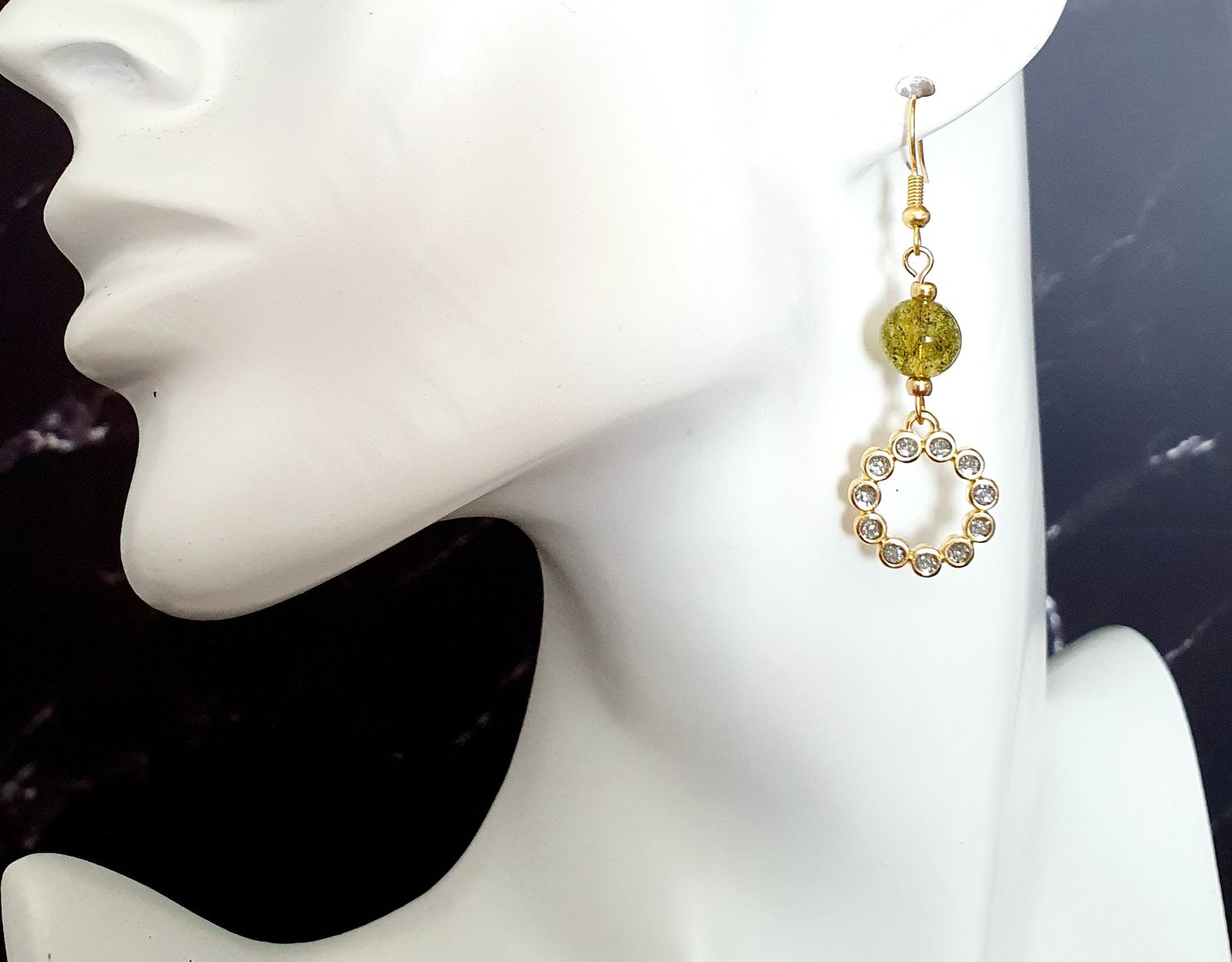 💚 OLIVINE OU PÉRIDOT 💚 Ravissantes boucles d&#39;oreilles cercles pailletés argentés en  Zamak dorés à l&#39;or fin 24K Premium. Perles 10mm en Olivine symbole de 🙏 PROTECTION/ÉQUILIBRE/APAISEMENT 🙏