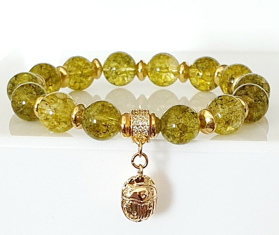 💚 OLIVINE OU PÉRIDOT 💚 Bracelet extensible T.17,5cm (Personnalisable) Perles 10mm en véritable OLIVINE Symbole de PROTECTION/ÉQUILIBRE/ANTI-STRESS. Scarabée représentant la Renaissance personnelle.