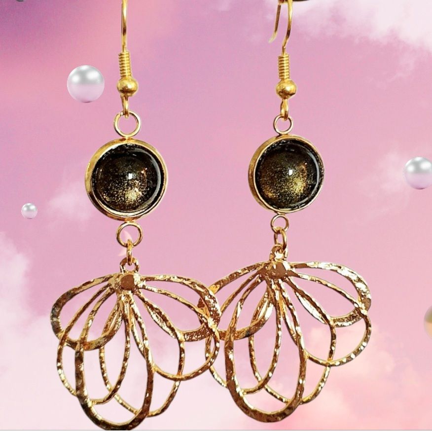 💖 Délicates et rafinées. Boucles d&#39;oreilles fleurs dorées à l&#39;or fin 24K Premium. Cabochons vert sombre sertis. Très légères à porter 🪶 🪶 Crochets hypoallergéniques. Création artisanale.