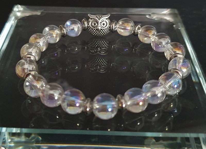 💦 AQUA AURA 💦 Magnifique bracelet extensible T.standard 18cm (Personnalisable) Perles Aqua Aura aux jolis reflets de bulles de savon. Perle hibou🦉 Collier assorti réf:2113 disponible. Voir photo 📷