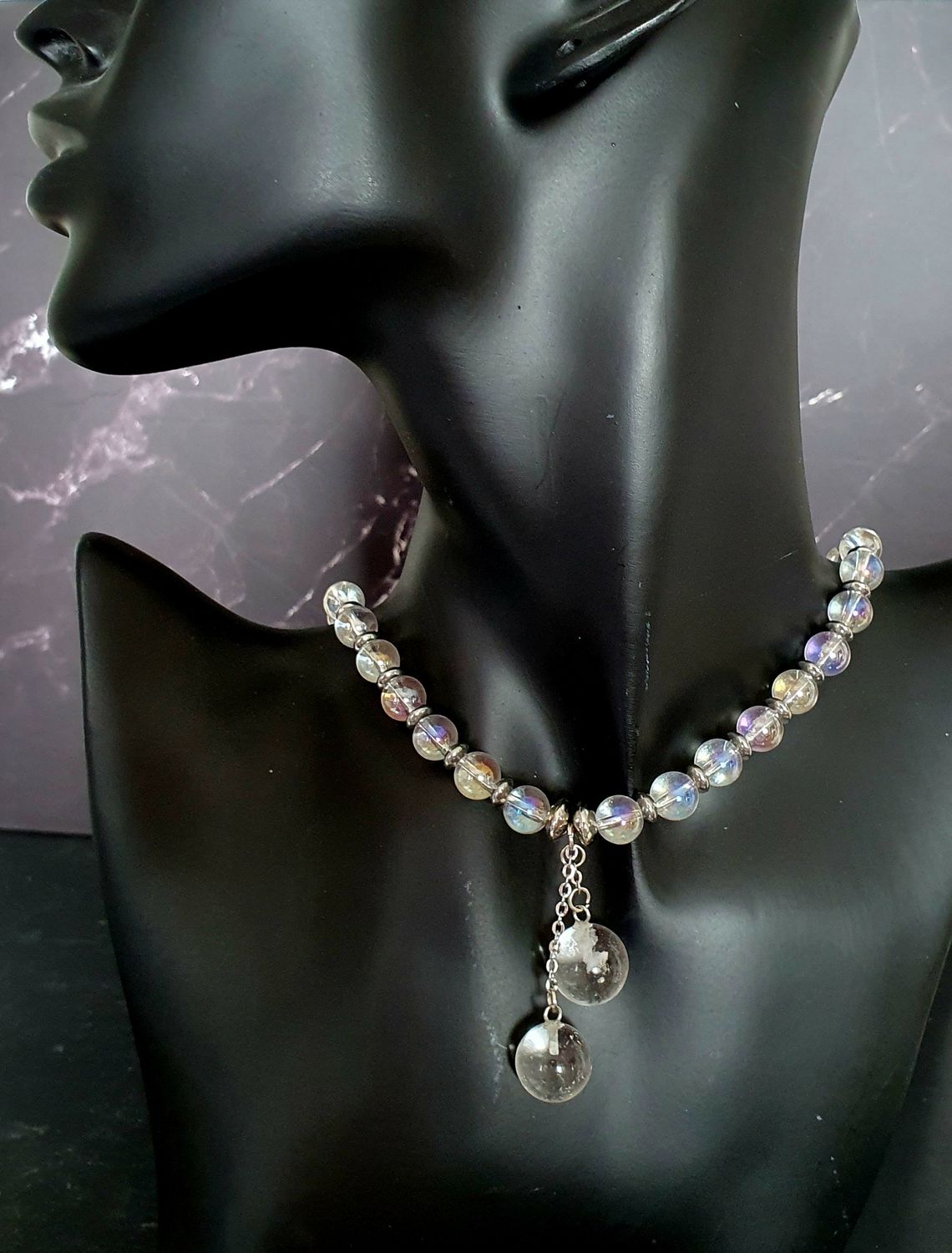 💦 Superbe ras-de-cou 40cm/45cm. Perles AQUA AURA aux magnifiques reflets de bulles de savon 🔮 Pendentifs en CRISTAL DE ROCHE 💙  Fermoir oiseau 🐦 Bracelet assorti réf:2112 disponible. Voir photo 📷