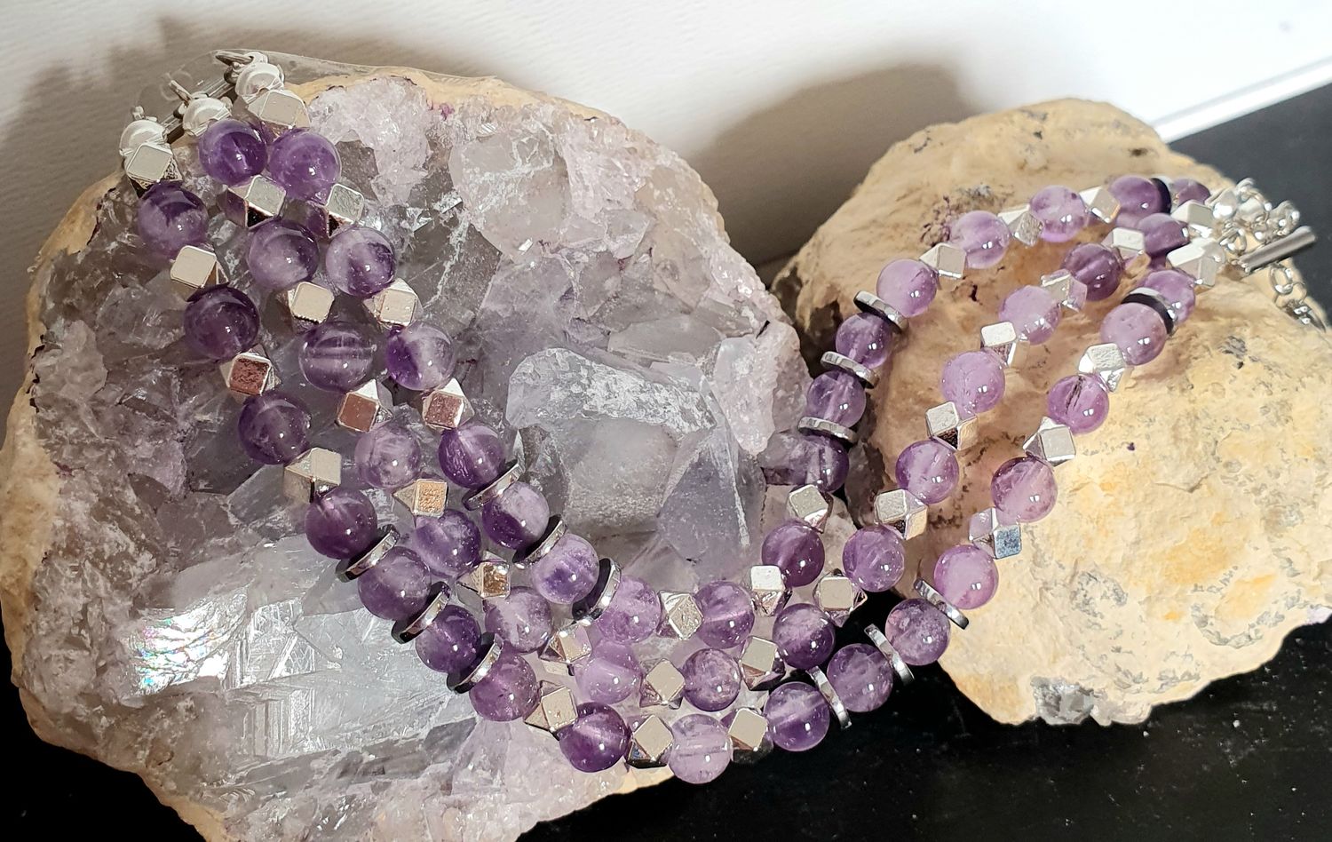 💜 Superbe bracelet 3 rangs T.standard 18cm. Perles en véritable AMÉTHYSTE. Symbole de 🙏 PROTECTION/CRÉATIVITÉ/ÉQUILIBRE 🙏 Entièrement fait main. Modèle unique.