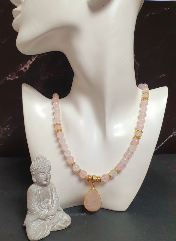 🌸 QUARTZ ROSE 🌸 Magnifique sautoir 60cm en acier doré inoxydable avec grand pendentif goutte en véritable Quartz rose de haute qualité. Symbole d&#39;amour 💗d&#39;apaisement et d&#39;harmonie 🙏 Fait main.