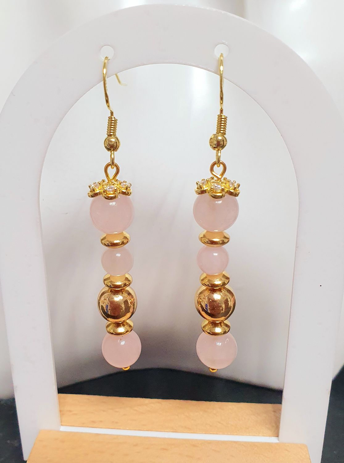 🌸 QUARTZ ROSE 🌸 Magnifiques boucles d&#39;oreilles en acier doré inoxydable. Perles en véritable Quartz rose Symbole d&#39;Amour 💗 d&#39;Harmonie et d&#39;Apaisement 🙏 Création artisanale. Exemplaire unique.
