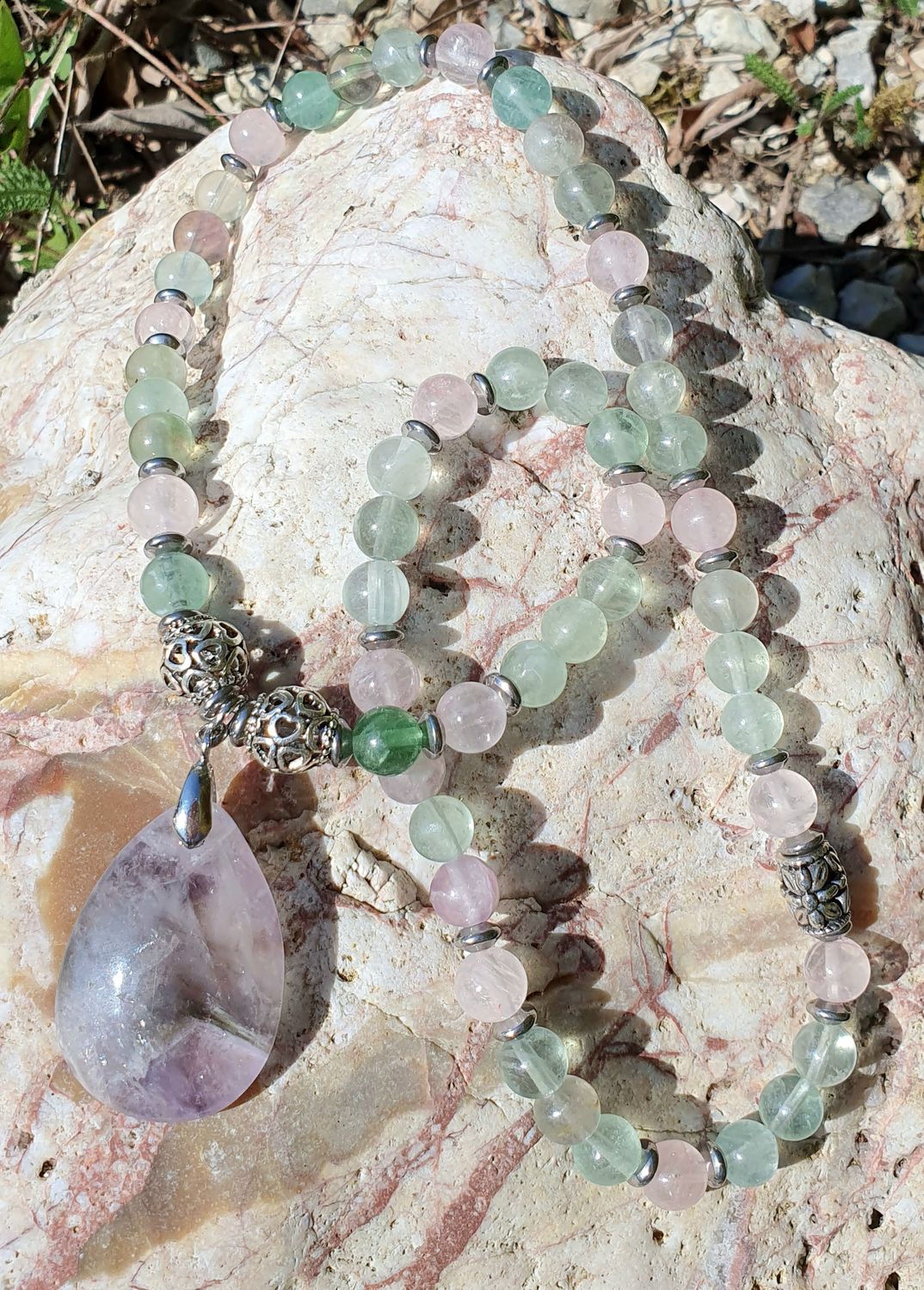 💚 Superbe collier extensible 💜 sans fermoir 55cm. Facile à enfiler. Perles en FLUORITE et QUARTZ ROSE. Symbole 🙏 D&#39;AMOUR/HARMONIE/BIEN-ÊTRE 🙏 Fait main. Modèle unique.