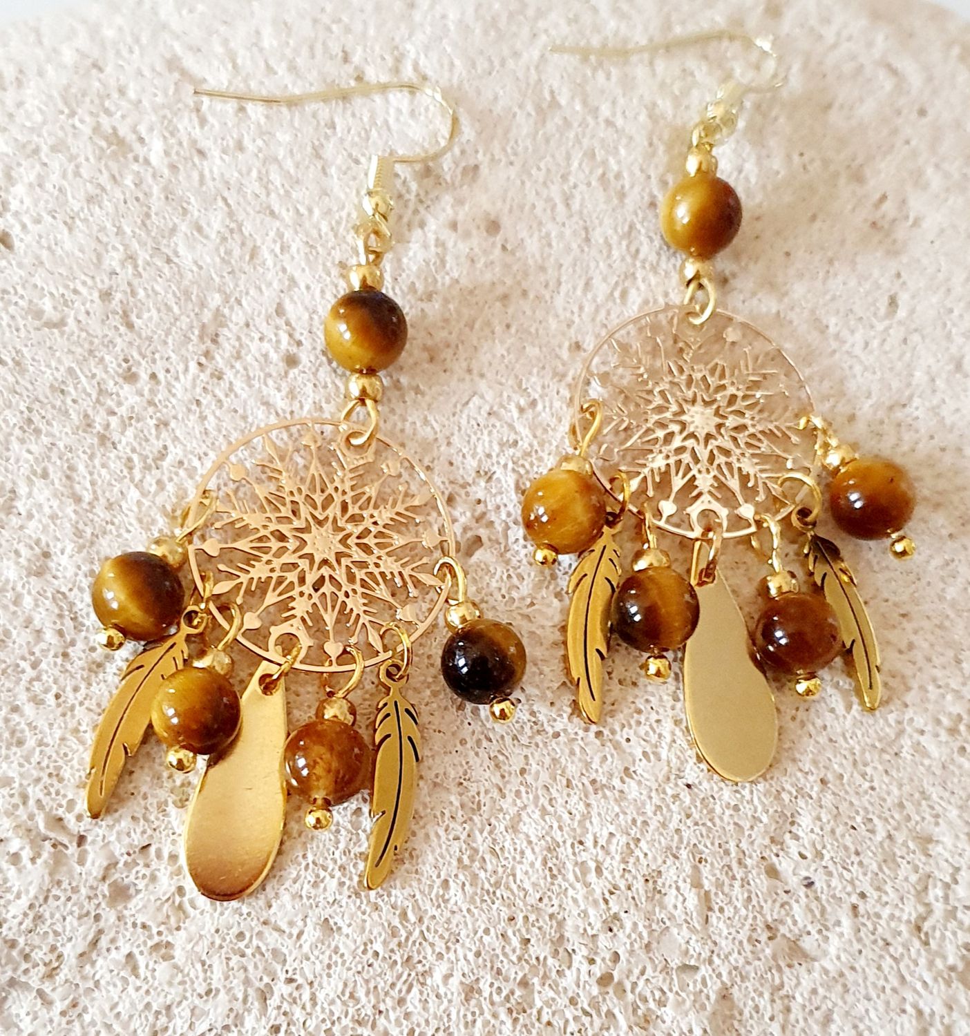 🐯 OEIL DE TIGRE 🐯 Délicates et rafinées Boucles d&#39;oreilles Attrape-rêves en acier doré inoxydable. Perles 6mm en véritable Œil de tigre symbole  de 🙏 FORCE/PROTECTION/PERSÉVÉRANCE 🙏 Fait main