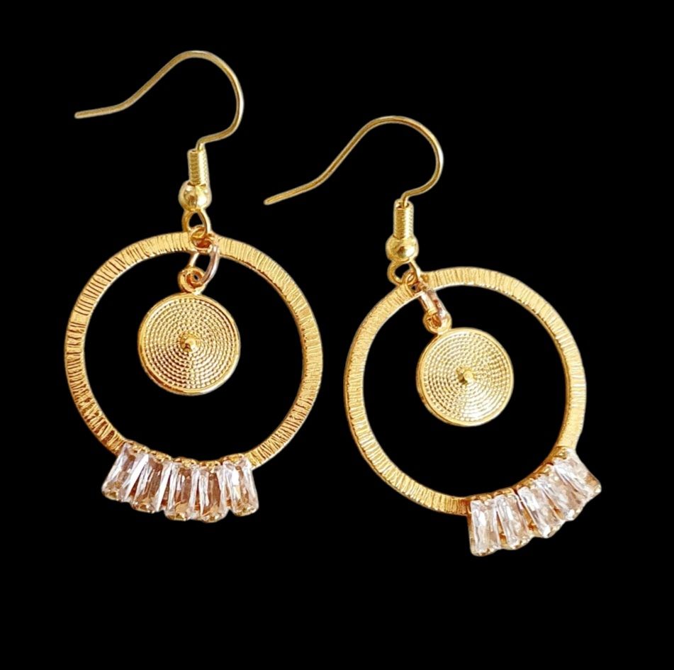 💖 Boucles d&#39;oreilles cercles texturés dorés à l&#39;or fin 24K Premium. Strass rectangles et petites médailles ethniques. Création artisanale. Modèle unique.