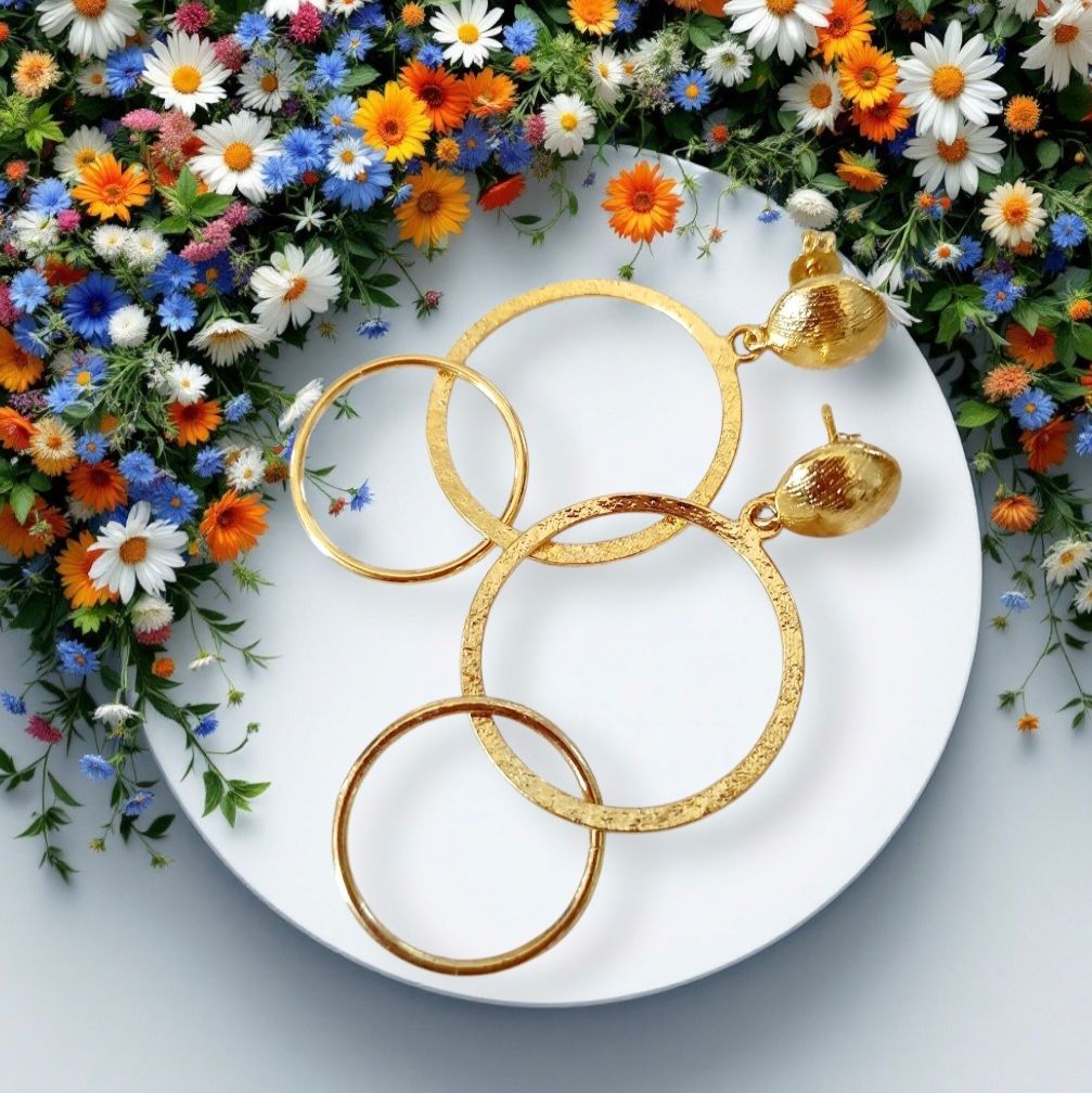 💖 Boucles d&#39;oreilles anneaux enlacés dorés à l&#39;or fin 24K Premium. Très élégantes et ultra légères à porter. Création artisanale. Exemplaire unique.