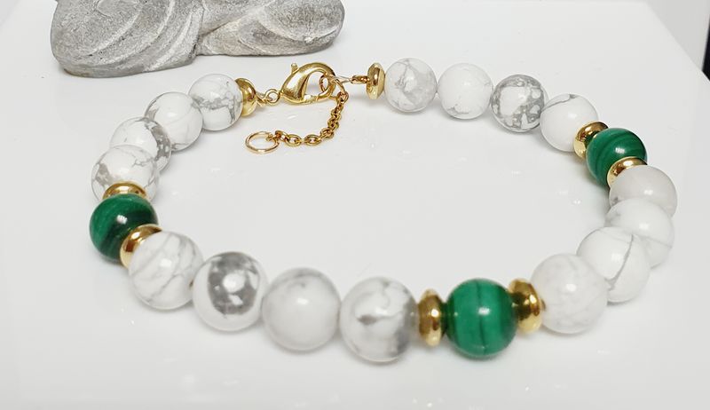 🙏 APAISEMENT/ANTI-STRESS/ÉQUILIBRE ÉMOTIONNEL 🙏 Très joli bracelet 19,5cm + 3cm de chaîne de confort. Perles 8mm en véritable 🟢MALACHITE ET HOWLITE ⚪️ Fait main. Modèle unique.