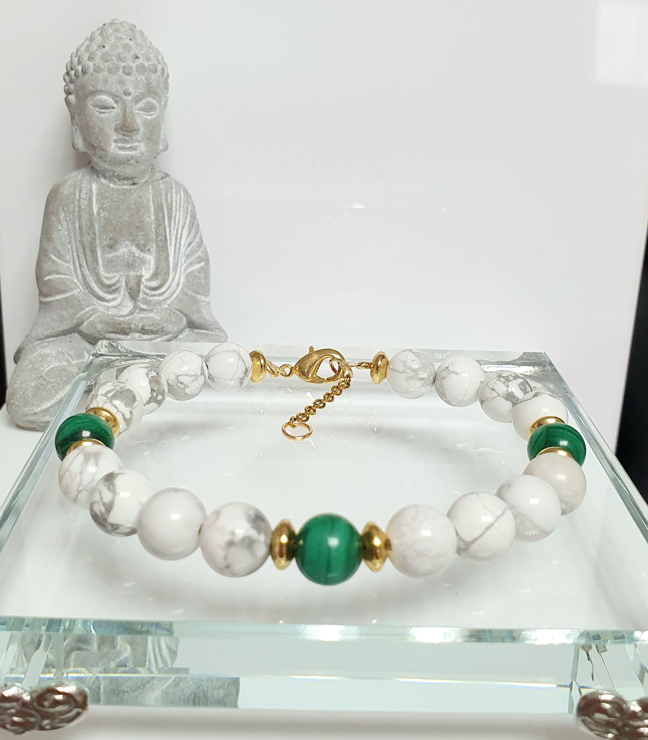 🙏 APAISEMENT/ANTI-STRESS/ÉQUILIBRE ÉMOTIONNEL 🙏 Très joli bracelet 19,5cm + 3cm de chaîne de confort. Perles 8mm en véritable 🟢MALACHITE ET HOWLITE ⚪️ Fait main. Modèle unique.