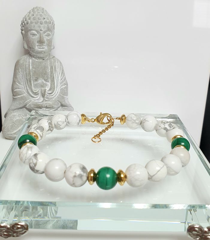 🙏 APAISEMENT/ANTI-STRESS/ÉQUILIBRE ÉMOTIONNEL 🙏 Très joli bracelet 19,5cm + 3cm de chaîne de confort. Perles 8mm en véritable 🟢MALACHITE ET HOWLITE ⚪️ Fait main. Modèle unique.