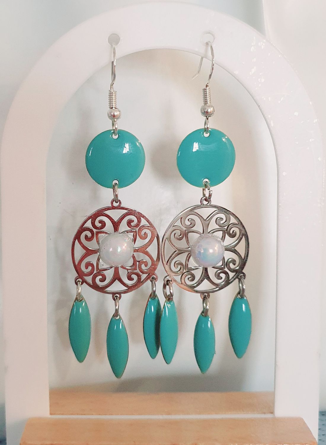 💃 BOHÊME 💃 Très jolies boucles d&#39;oreilles Bohême en acier inoxydable. Sequins en émail turquoise brillant. Très légères à porter 🪶🪶 Création artisanale. Exemplaire unique.