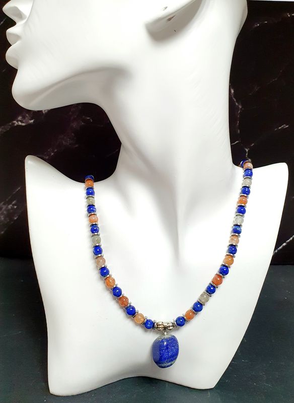 🙏 AIDE ALLERGIES SAISONNIÈRES 🙏 Magnifique collier extensible 57cm facile à enfiler. Perles en 💙 LAPIS-LAZULI/PIERRE DE SOLEIL 🌞 Fait main. Création artisanale. Exemplaire unique.